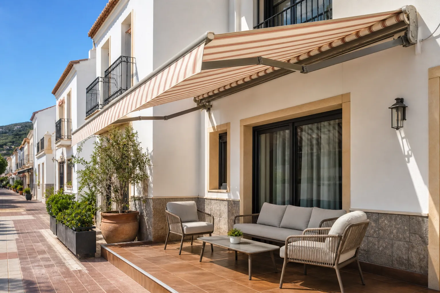 Ejemplo de web para empresa de toldos: toldo instalado en una terraza soleada